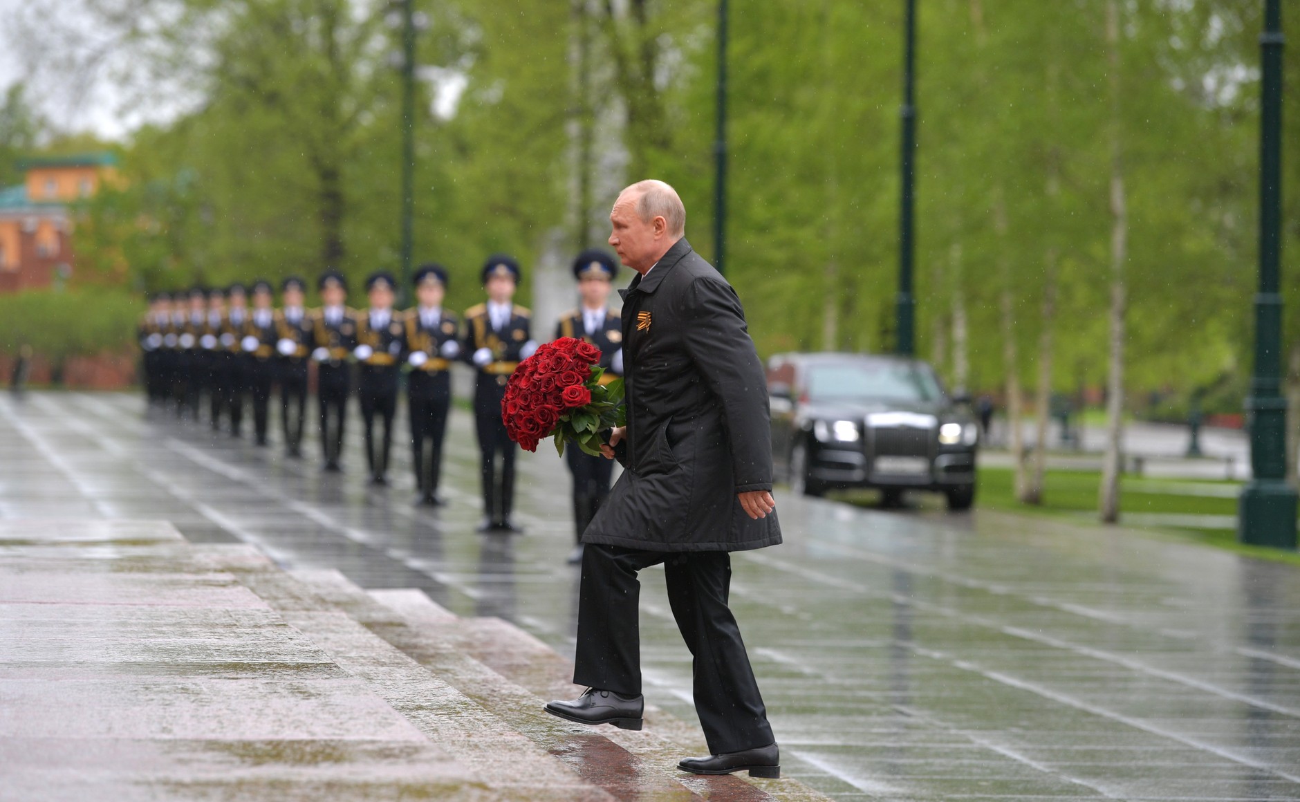 Президент России возложил цветы к могиле неизвестного солдата в Александровском саду