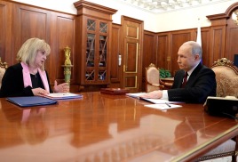 Поздравляем: Элла Александровна Панфилова вручила удостоверение Президента России Владимиру Владимировичу Путину.