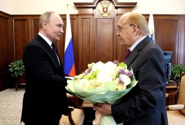 Заслуженная награда и поздравление с юбилеем: как прошла встреча Президента РФ с ректором МГУ.
